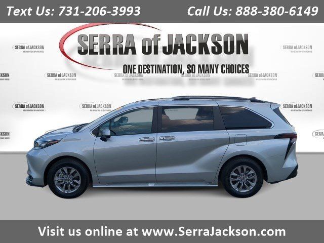 Used 2025 Toyota Sienna XLE FWD image 1