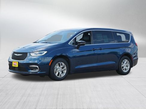 Used 2025 Chrysler Pacifica Select FWD image 3