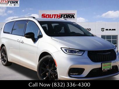 New 2026 Chrysler Pacifica Select