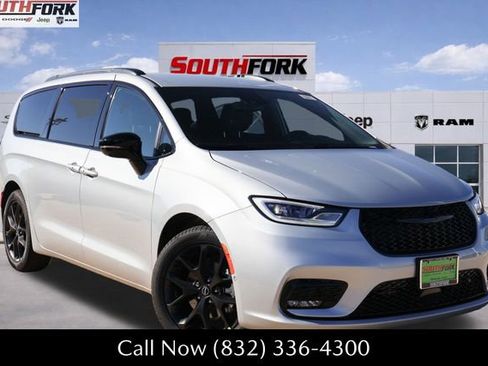 New 2026 Chrysler Pacifica Select image 1