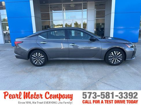 Used 2025 Nissan Altima 2.5 SV FWD image 3