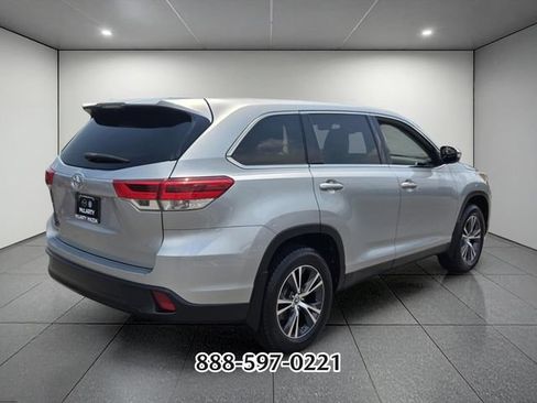 Used 2019 Toyota Highlander LE FWD image 5