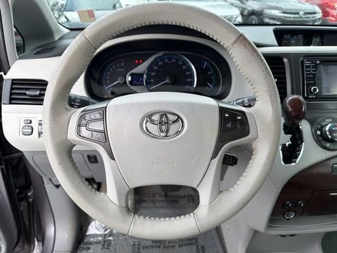 Used 2014 Toyota Sienna XLE FWD image 25
