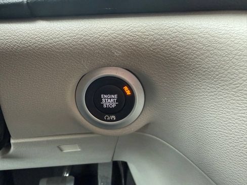 Used 2023 Chrysler Pacifica Touring-L FWD image 12