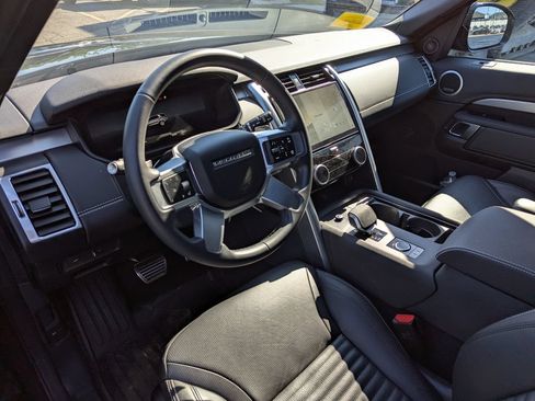 Used 2025 Land Rover Discovery Dynamic SE AWD/4WD image 3