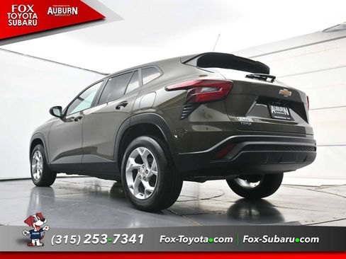 Used 2024 Chevrolet Trax LS w/ LS Convenience Package FWD image 18