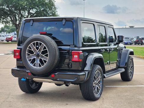 Used 2023 Jeep Wrangler Unlimited Sahara AWD/4WD image 6