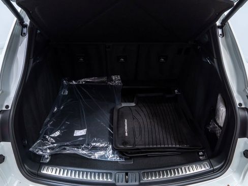 Certified 2026 Porsche Macan AWD/4WD image 31