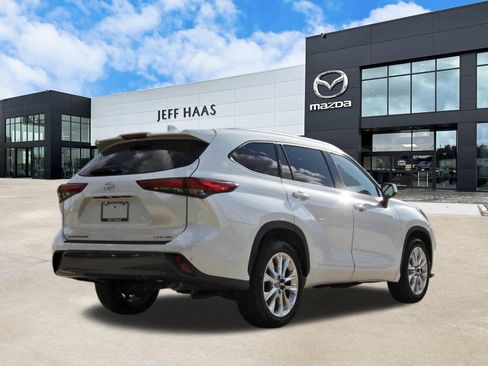 Used 2023 Toyota Highlander Limited FWD image 3