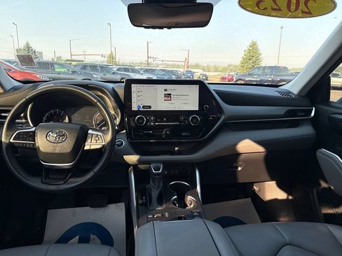 Used 2023 Toyota Highlander XLE AWD/4WD image 14