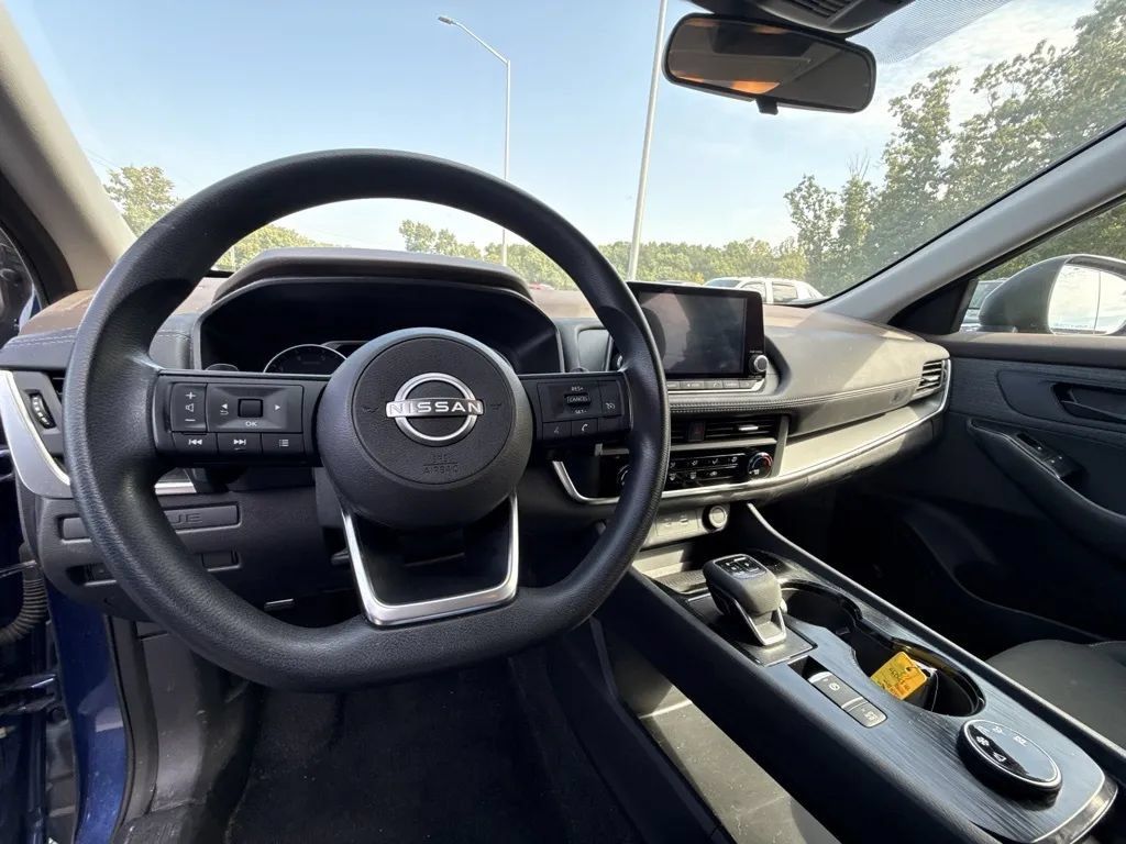 Used 2023 Nissan Rogue S AWD/4WD image 7