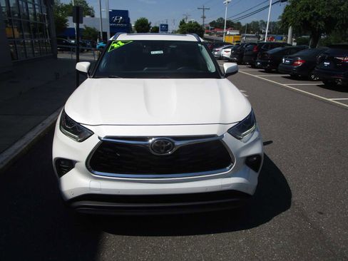 Used 2021 Toyota Highlander Limited AWD/4WD image 3