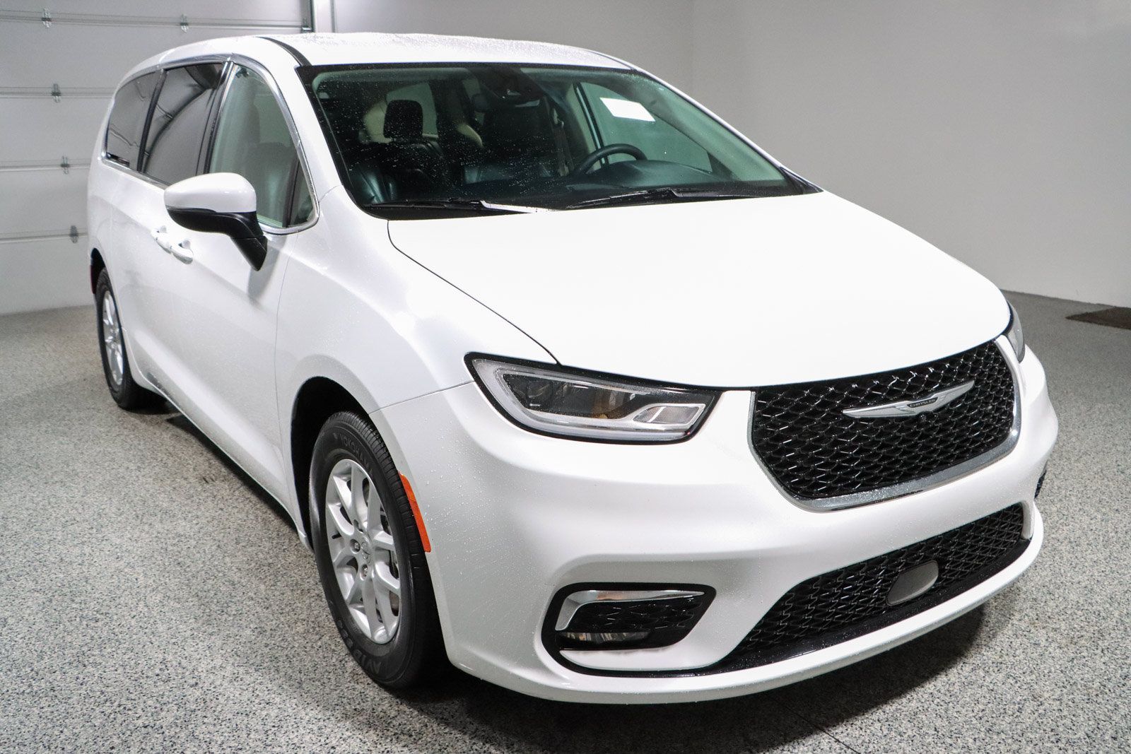 Used 2023 Chrysler Pacifica Touring-L FWD image 5