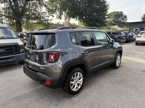 Used 2018 Jeep Renegade Latitude w/ Cold Weather Group AWD/4WD image 29