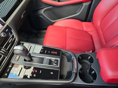 Used 2025 Porsche Macan image 23