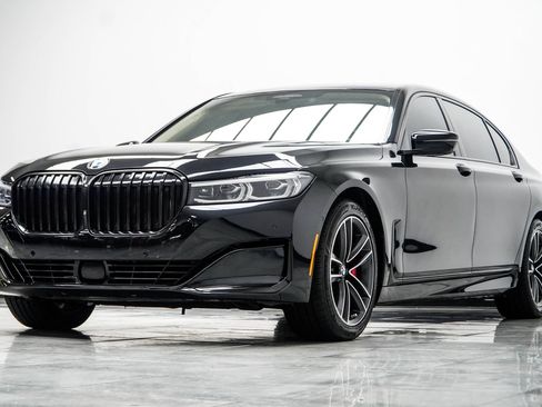 Used 2022 BMW 750i xDrive w/ Luxury Rear Seating Package AWD/4WD image 9