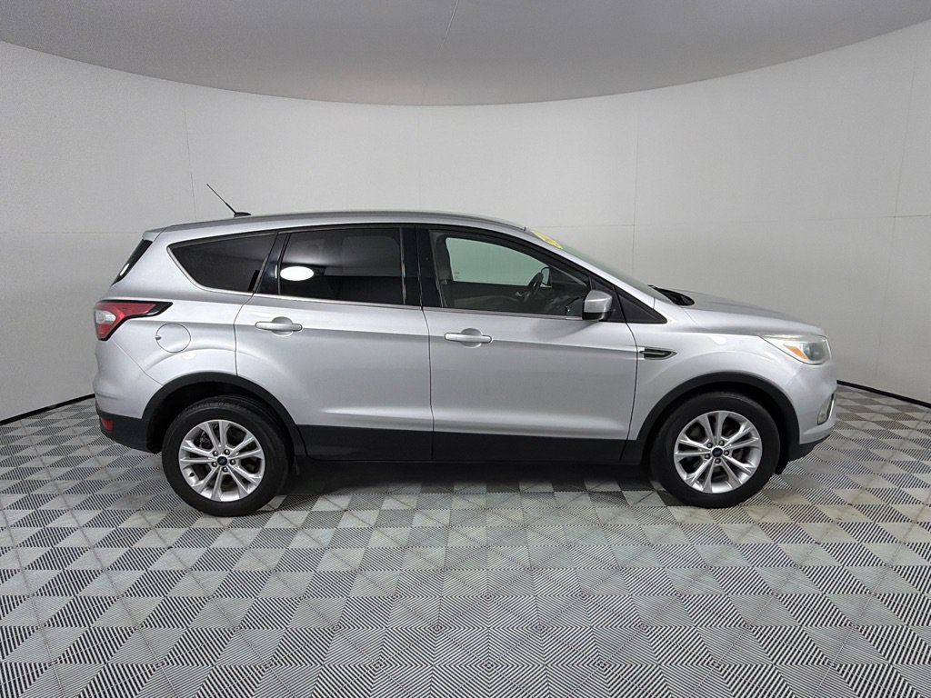 Used 2017 Ford Escape SE FWD image 4