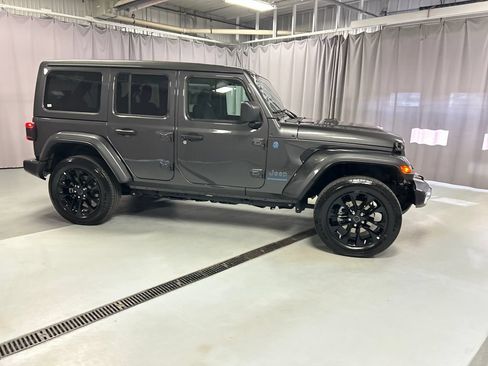 Used 2025 Jeep Wrangler Unlimited Sahara w/ Safety Group AWD/4WD image 8