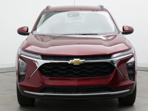 Used 2025 Chevrolet Trax LT w/ LT Convenience Package FWD image 2