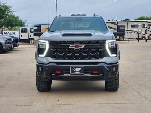 Used 2025 Chevrolet Silverado 2500 ZR2 w/ Technology Package image 10