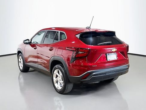 Used 2024 Chevrolet Trax LS w/ LS Convenience Package FWD image 8