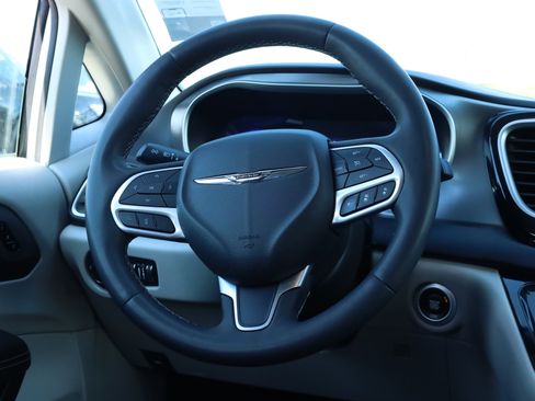 Used 2023 Chrysler Pacifica Touring-L image 7