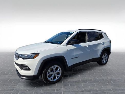 Used 2024 Jeep Compass Latitude AWD/4WD image 3