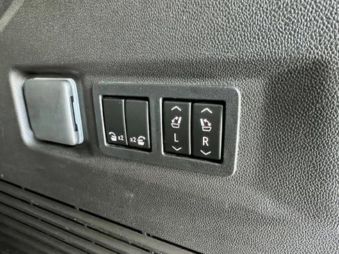 Used 2021 GMC Yukon Denali w/ Denali Premium Package image 25