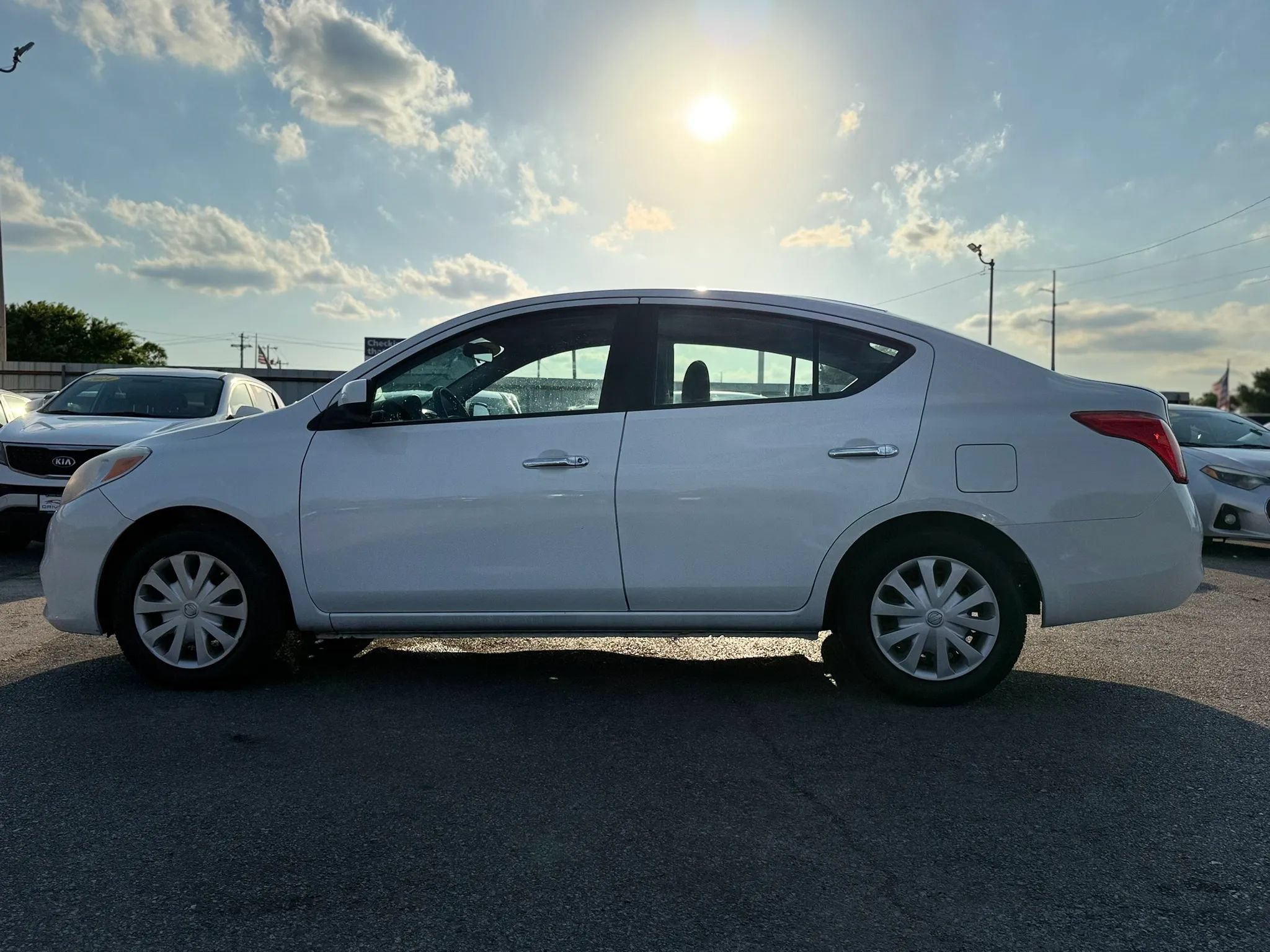 Used 2012 Nissan Versa SV FWD image 9