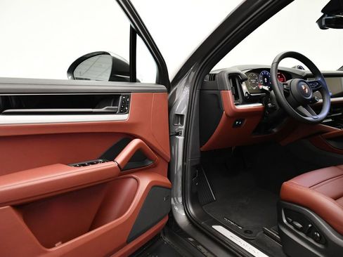 Certified 2025 Porsche Cayenne image 42