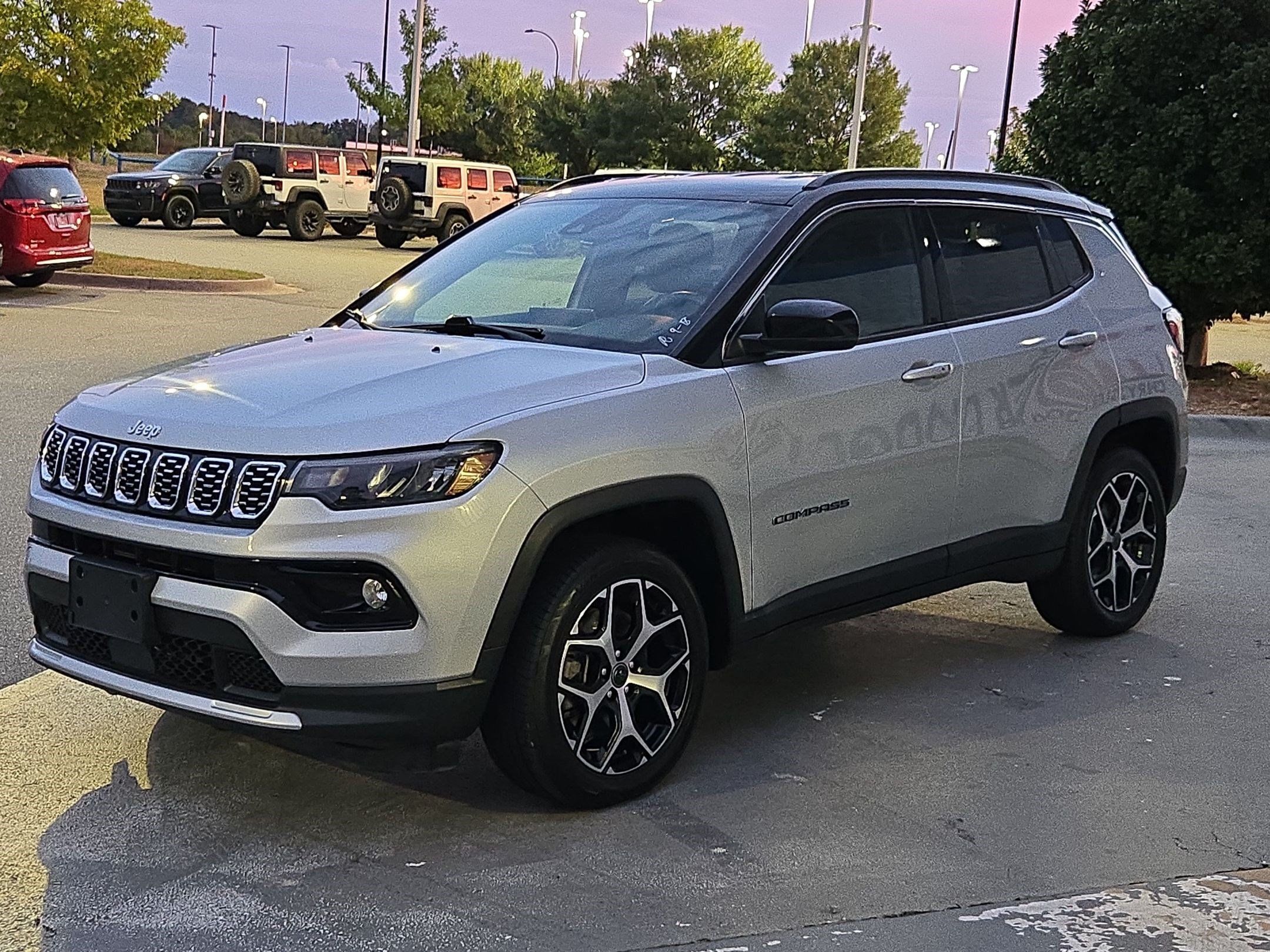 Used 2025 Jeep Compass Limited AWD/4WD image 3