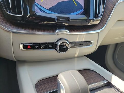 Used 2022 Volvo XC60 B5 Momentum w/ Climate Package FWD image 23