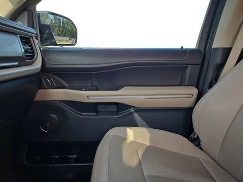 Used 2022 Ford Expedition Limited image 11