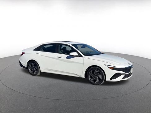 Used 2025 Hyundai Elantra SEL image 2