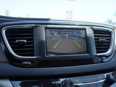 Used 2023 Chrysler Voyager LX image 17