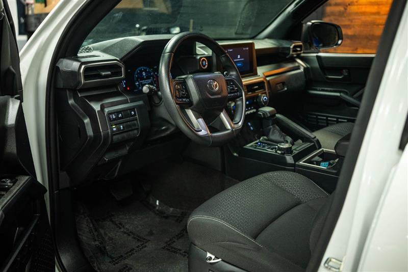 Used 2025 Toyota 4Runner SR5 AWD/4WD image 8