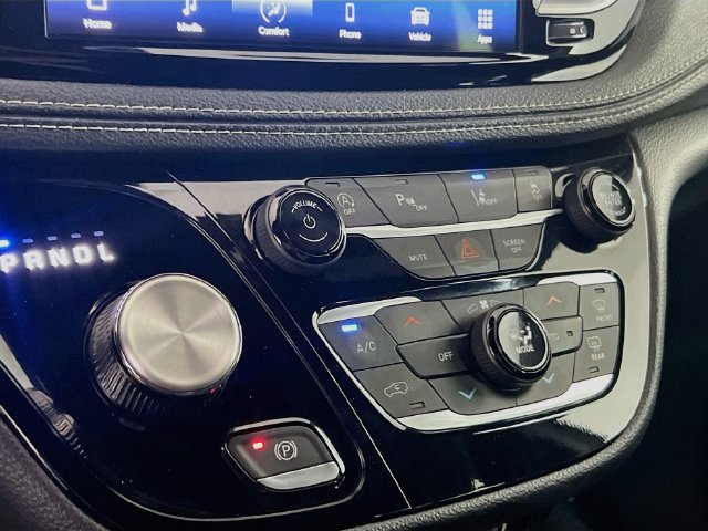 Used 2024 Chrysler Pacifica Touring FWD image 11
