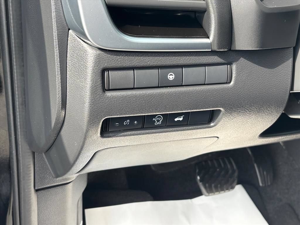 Used 2025 Nissan Rogue SV AWD/4WD image 8