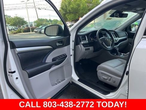Used 2019 Toyota Highlander XLE FWD image 4
