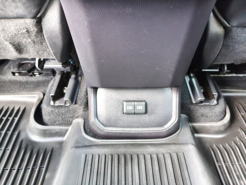 Used 2022 Toyota Highlander XLE AWD/4WD image 16