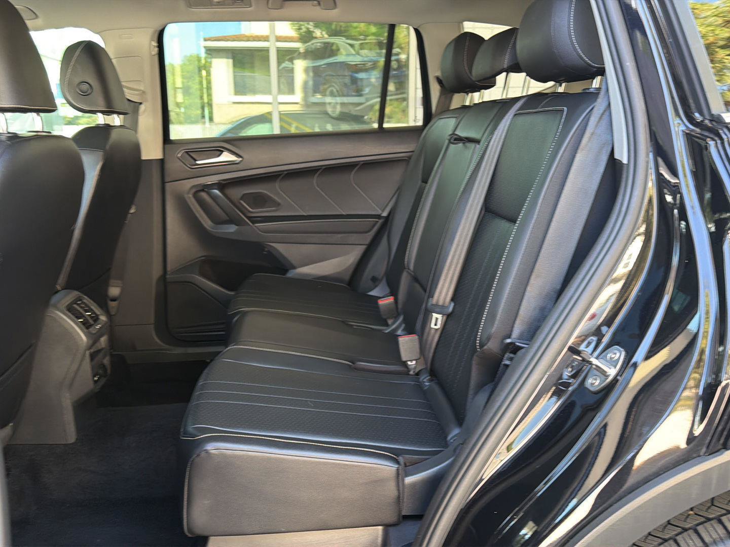 Certified 2022 Volkswagen Tiguan SE w/ Panoramic Sunroof Package AWD/4WD image 17