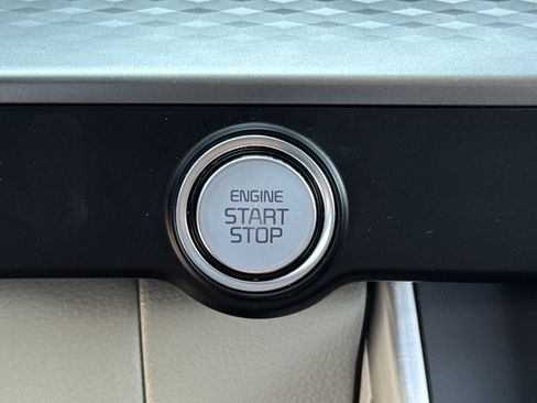 Used 2024 Kia Carnival LX image 16