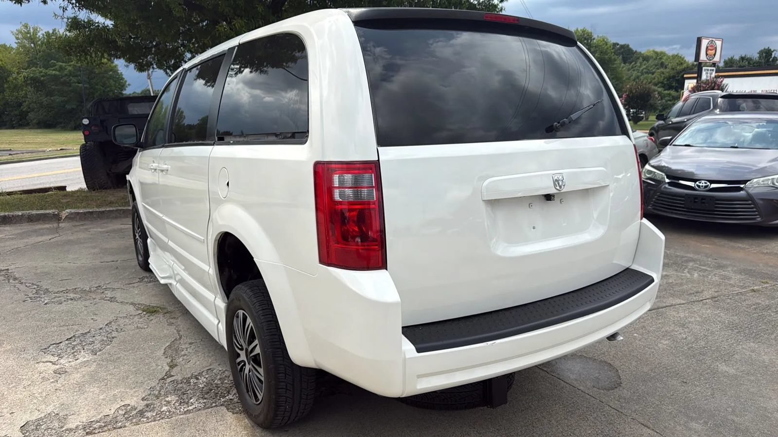 Used 2010 Dodge Grand Caravan SE w/ Climate Group FWD image 3