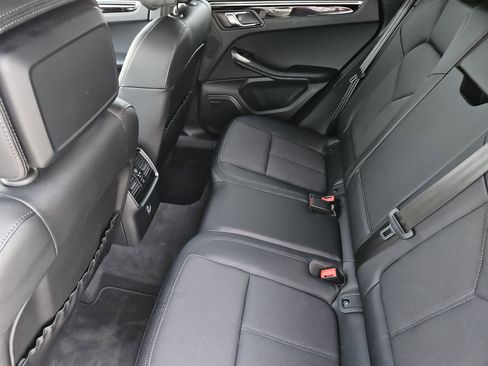 Certified 2025 Porsche Macan image 29