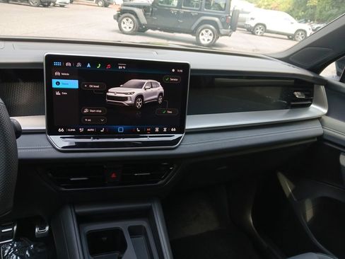 Used 2025 Volkswagen Tiguan SE R-Line image 18