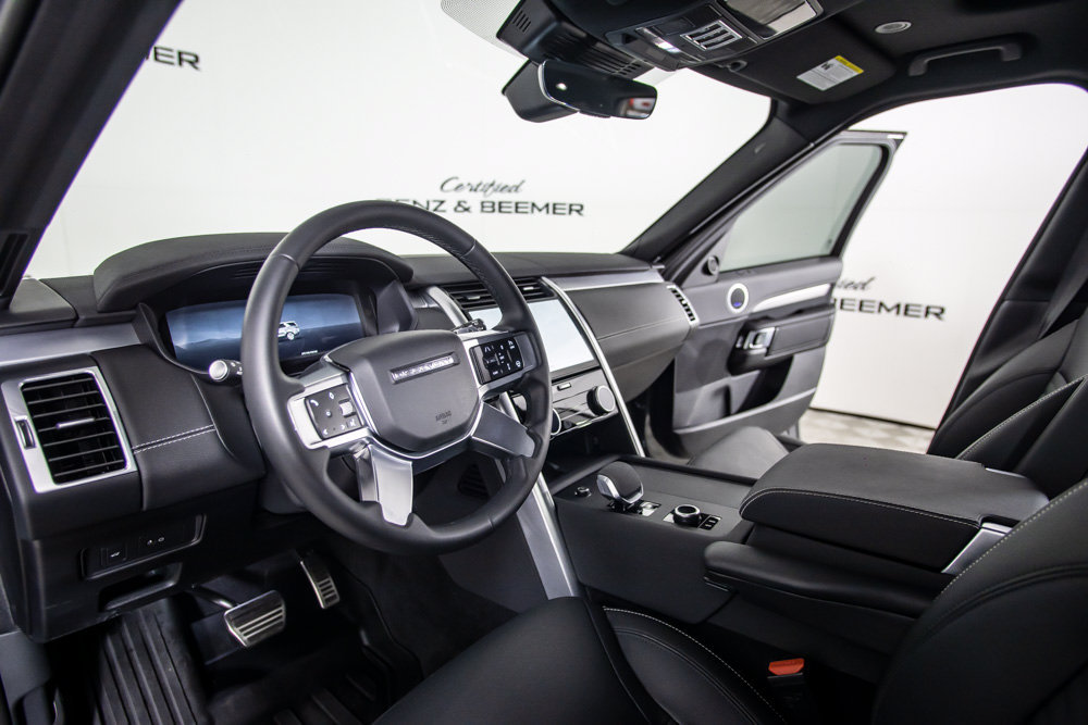 Used 2025 Land Rover Discovery Dynamic SE AWD/4WD image 23