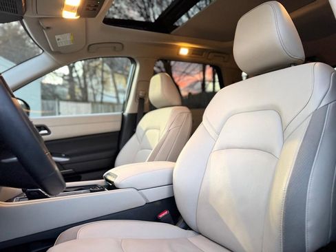 Used 2022 Nissan Pathfinder SL w/ SL Premium Package image 18