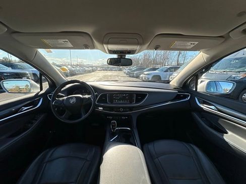 Used 2018 Buick Enclave Essence image 2