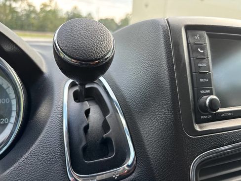 Used 2018 Dodge Grand Caravan SE w/ UConnect Hands-Free Group image 29