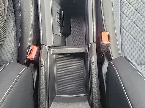 Certified 2025 Volkswagen Tiguan SE image 9